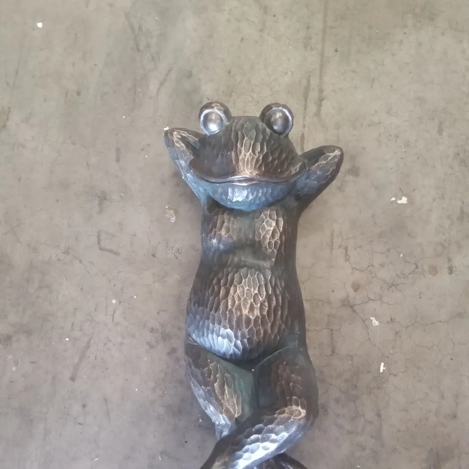 BOXED LONG LOUNGING GARDEN FROG 