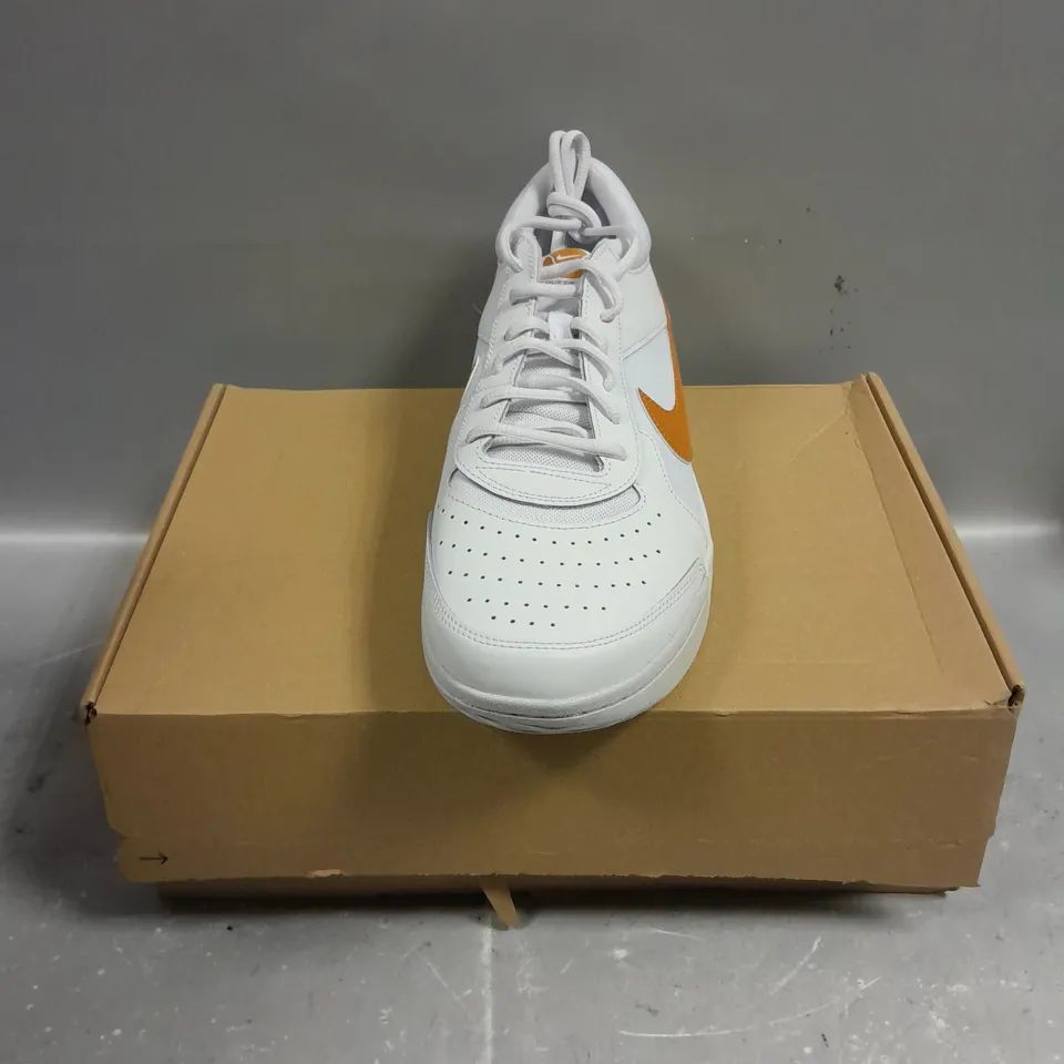 BOXED PAIR OF NIKE COURT LITE TRAINERS IN WHITE - 10