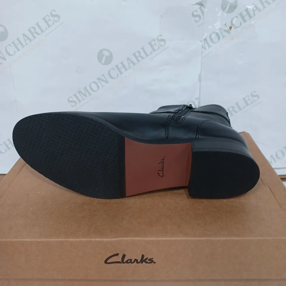 BOXED PAIR OF CLARKS WOMEN'S HAMBLE BUCKLE LEATHER ANKLE BOOTS - BLACK / SIZE: 6 UK 