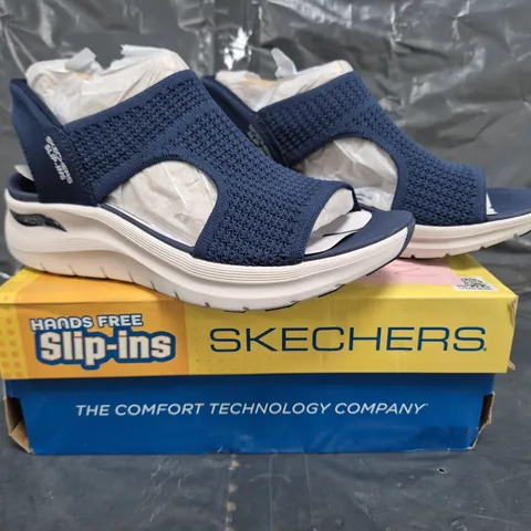 BOXED PAIR OF SKECHERS ARCH FIT SANDALS IN NAVY SIZE 6