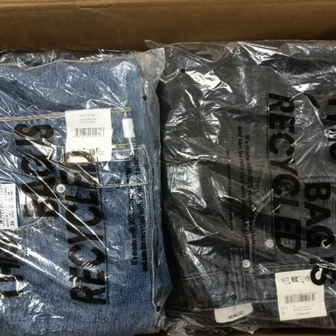 APPROXIMATELY 20 ASSORTED CLOTHING ITEMS IN VARIOUS SIZES, COLOURS & STYLES TO INCLUDE LOW RISE WIDE JEANS, 90S BABY TEE, ALL DAY CREW LONG SLEEVE, ETC