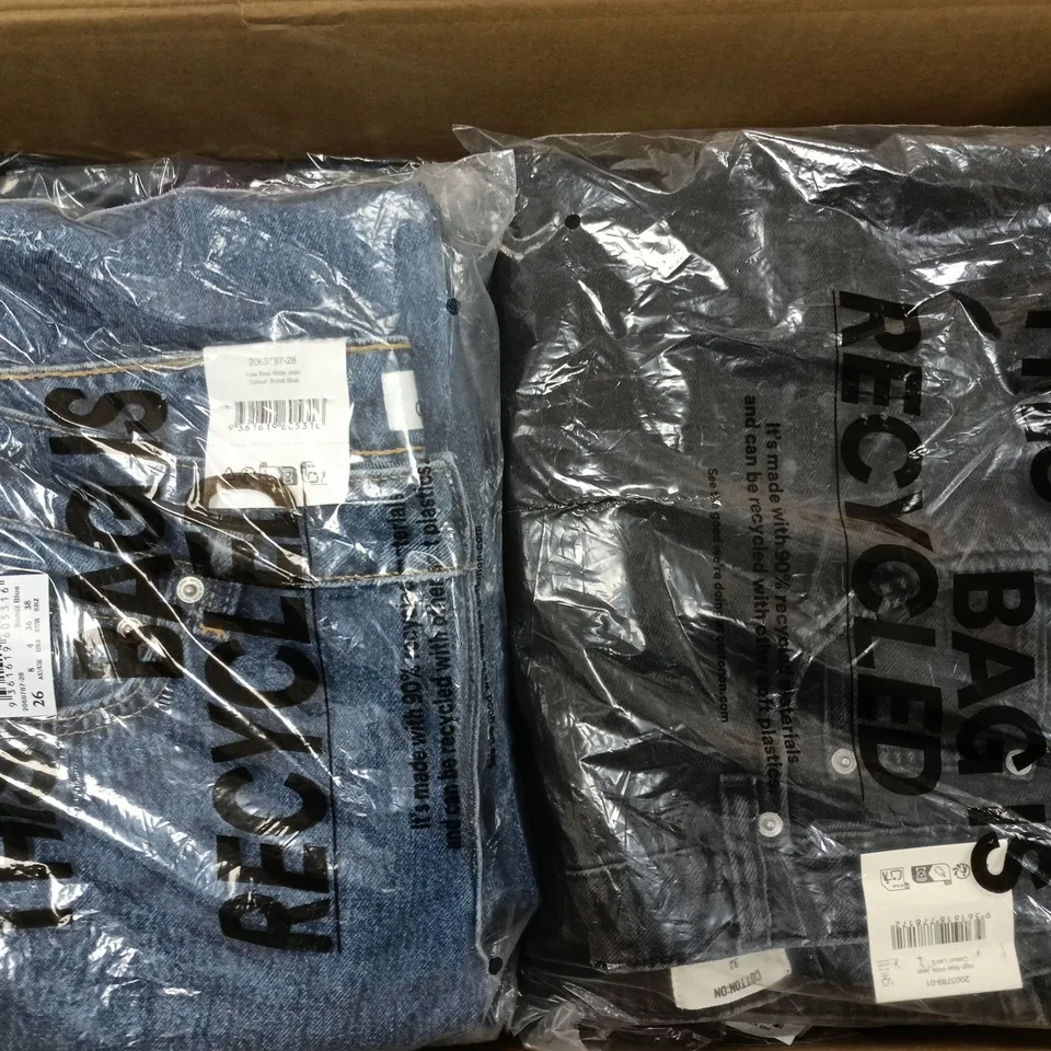 APPROXIMATELY 20 ASSORTED CLOTHING ITEMS IN VARIOUS SIZES, COLOURS & STYLES TO INCLUDE LOW RISE WIDE JEANS, 90S BABY TEE, ALL DAY CREW LONG SLEEVE, ETC