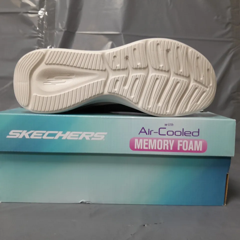 BOXED PAIR OF SKECHERS AIR-COOLED MEMORY FOAM TRAINERS IN BLACK SIZE 7