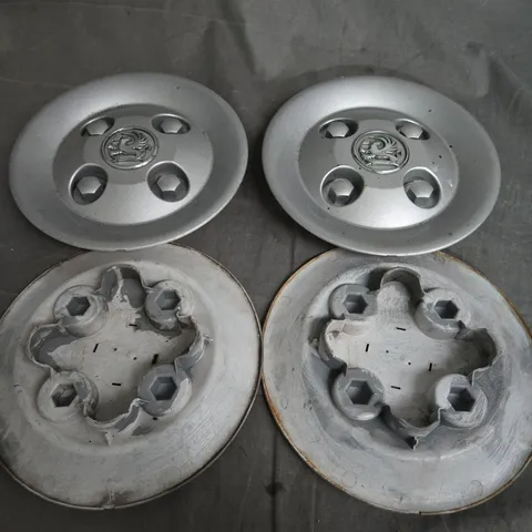 SET OF VAUXHALLS WHEEL HUBS  