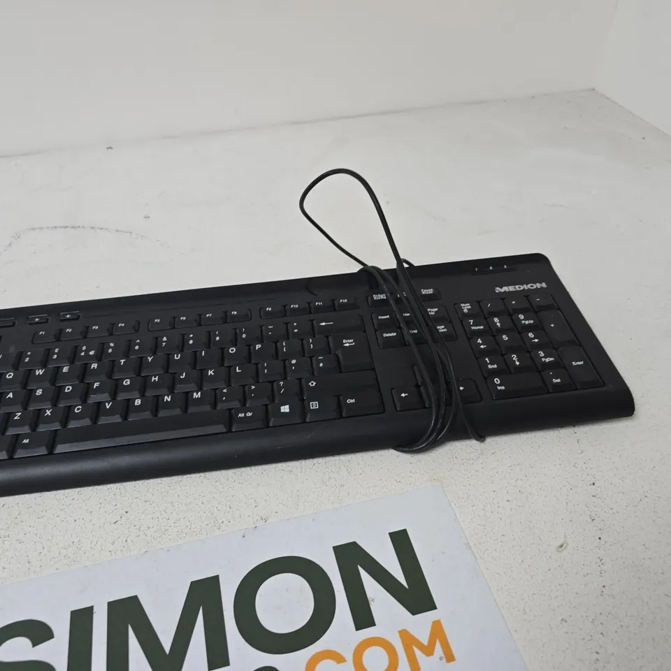 BOX OF APPROXIMATELY 10 ASSORTED ITEMS INCLUDING HARMON KARDON SPEAKER AND MEDION WIRED KEYBOARD
