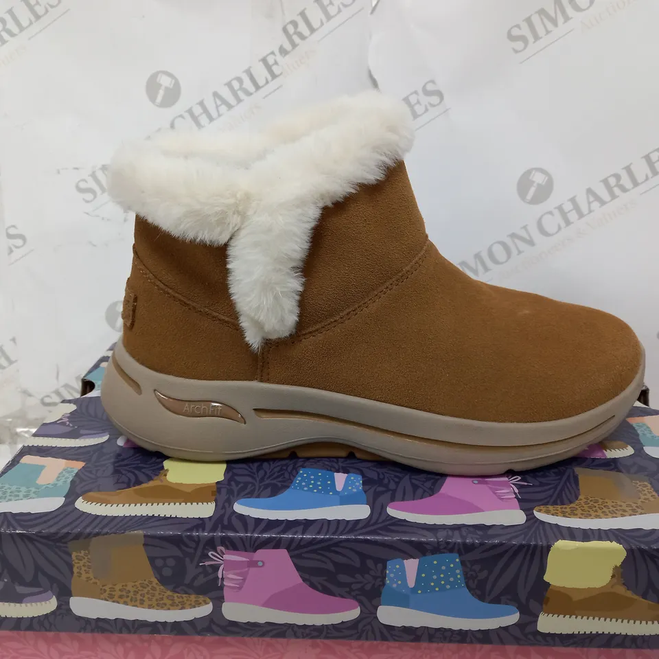 BOXED SKECHERS GLACIAL ULTRA COZYLY BOOTS, CHESTNUT - SIZE 4 