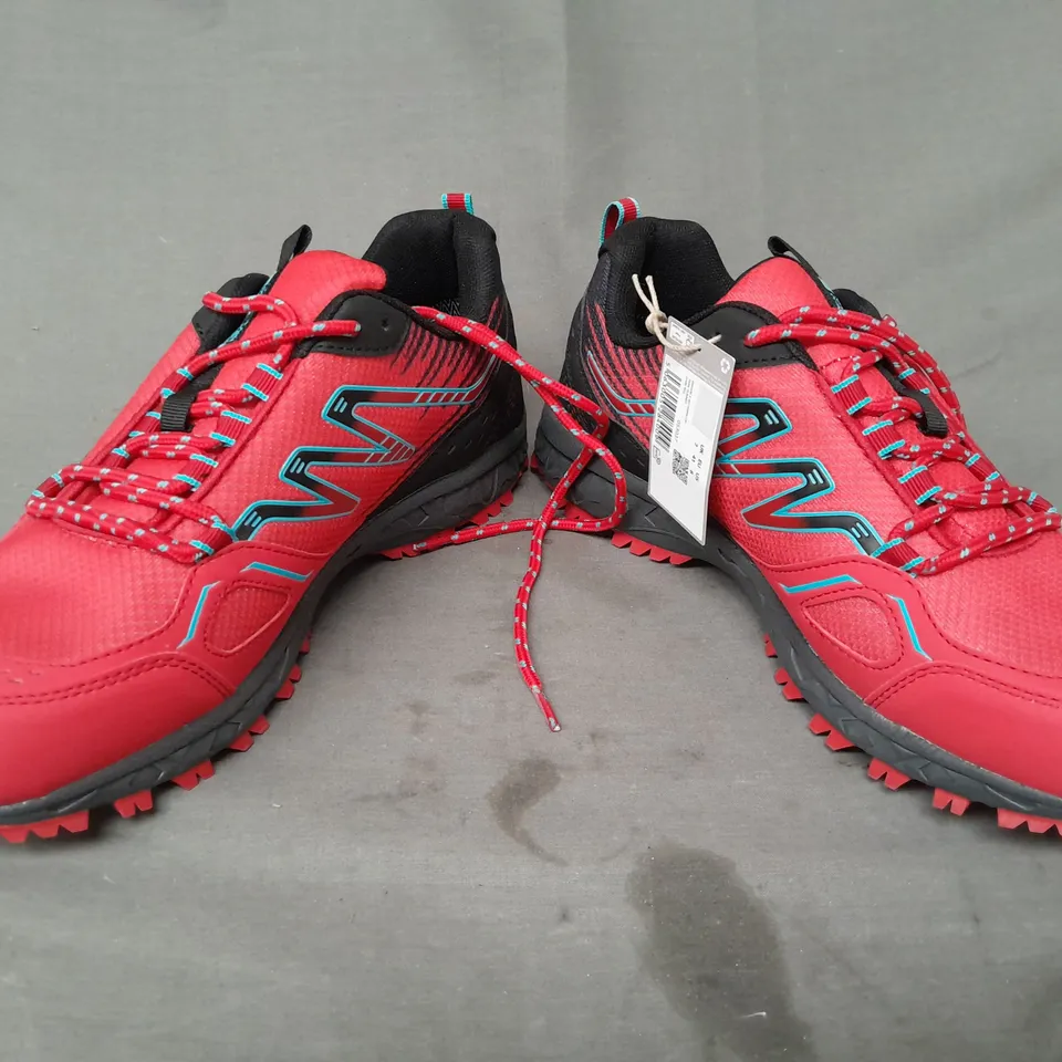 BOXED PAIR OF MOUNTAIN WAREHOUSE ENHANCE WATERPROOF TRAIL RUNNER SHOES IN BLACK/RED UK SIZE 7