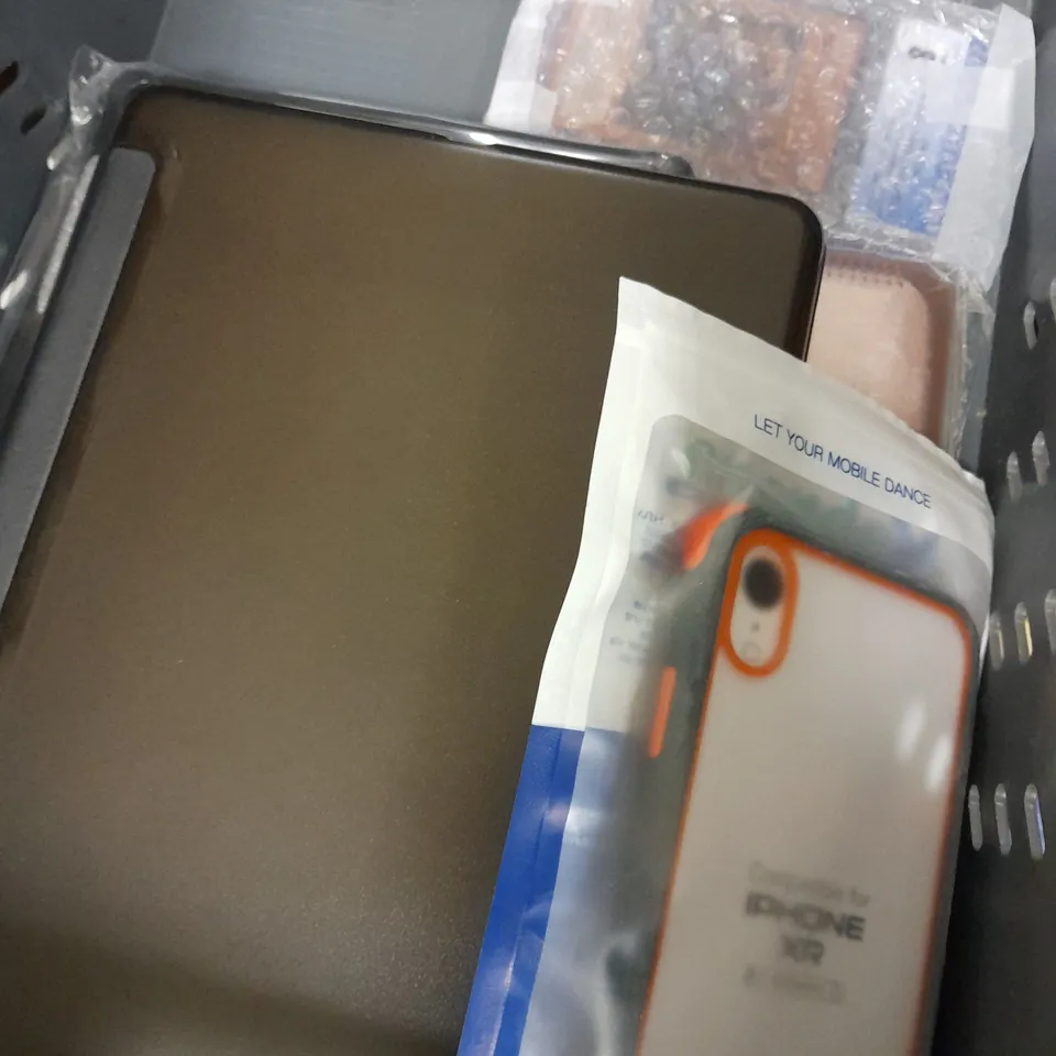 LOT OF APPROX 12 ASSORTED MOBILE/TABLET ACCESSORY ITEMS TO INCLUDE SOLAR POWERED POWER BANK, CYCLE PHONE MOUNT, DESIGNER DOG PHONE CASE, ETC