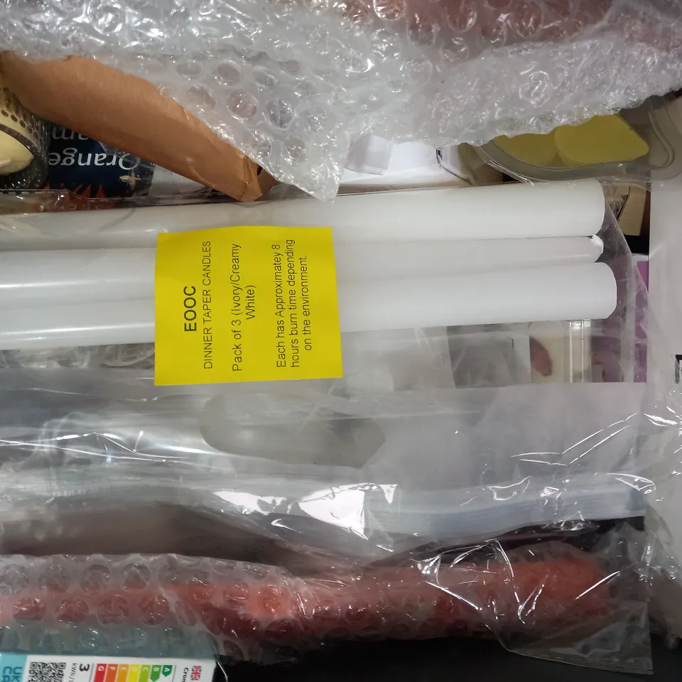 LOT OF APPROXIMATELY 10 ASSORTED HOUSEHOLD ITEMS TO INCLUDE CANDLES, COOKER HOOD LAMPS, BLESSED BEE BEESWAX CANDLES, ETC