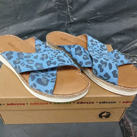 BOXED PAIR OF ADESSO BAMBAM PRINTED SUEDE WRAP SANDAL IN BLUE SIZE 7 