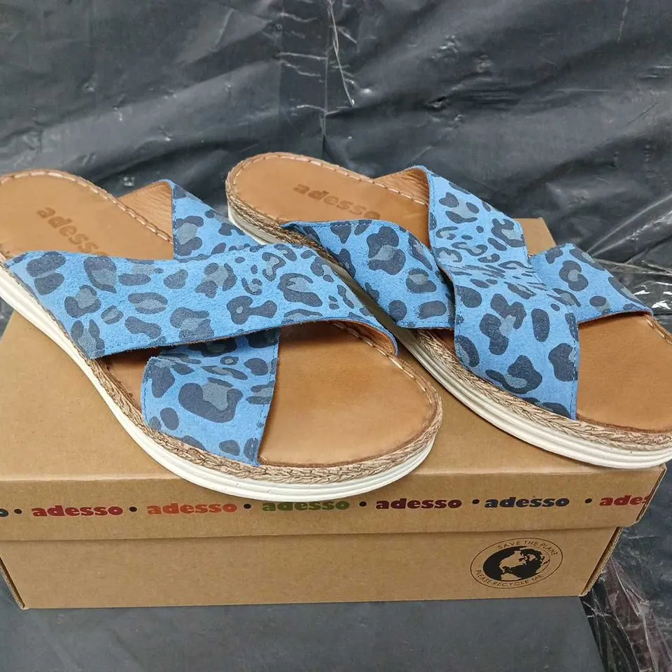 BOXED PAIR OF ADESSO BAMBAM PRINTED SUEDE WRAP SANDAL IN BLUE SIZE 7 