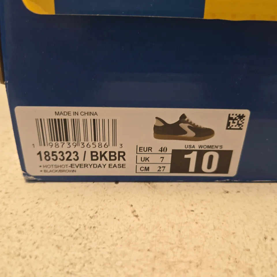 BOXED PAIR OF SKECHERS SLIP-ONS (UK 7 / US 10) – MEN'S FOOTWEAR, BOXED