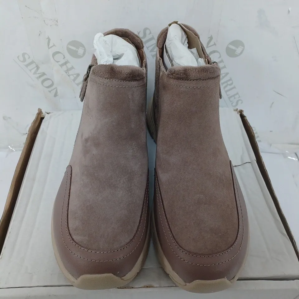 BOXED SKECHERS ARCH FIT SMOOTH ZIP BOOTS, MUSHROOM - SIZE 5