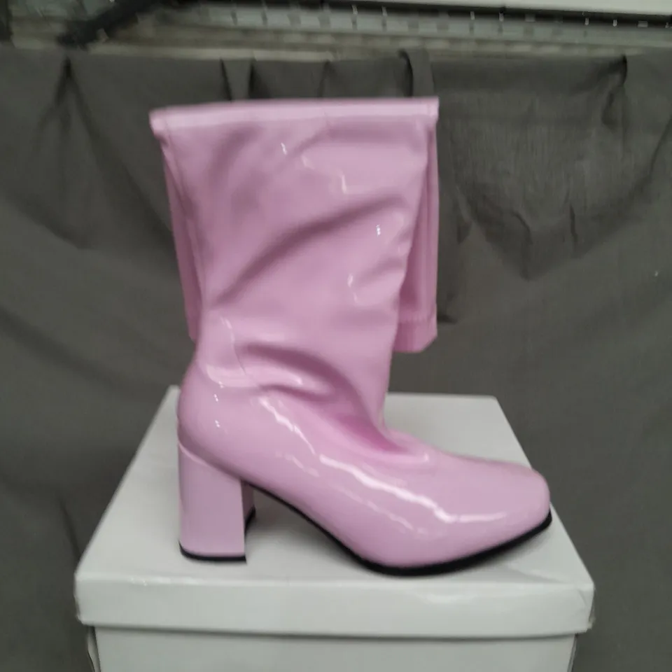 BOXED PAIR OF WOMENS PINK KNEE HIGH SHOES - SIZE 4 