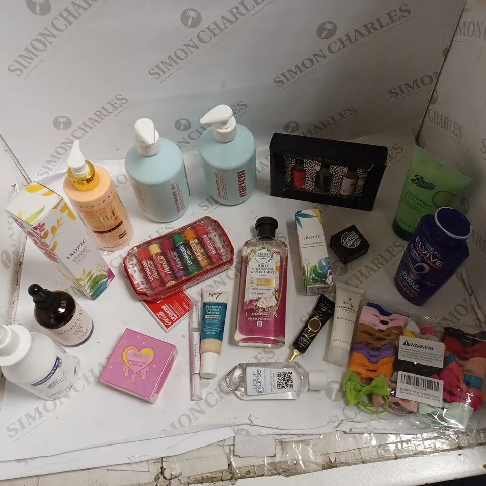 LOT OF APPROX 20 ASSORTED HEALTH AND BEAUTY ITEMS- LIPBALM SET, HAIR OIL, NO.7 FOUNDATION