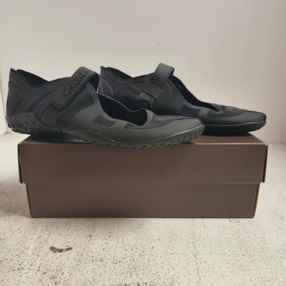 BOXED PAIR OF NIKE NIKESKIMS RIFT MESH SHOES IN BLACK SIZE UK 6