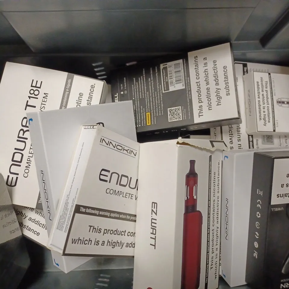 APPROXIMATELY 20 ASSORTED VAPING PRODUCTS AND ACCESSORIES TO INCLUDE INNOKIN ENDURA T183, COMBO RDTA II, INNOKIN EZ.WATT, UWELL CALIBURN A2 POD SYSTEM ETC.