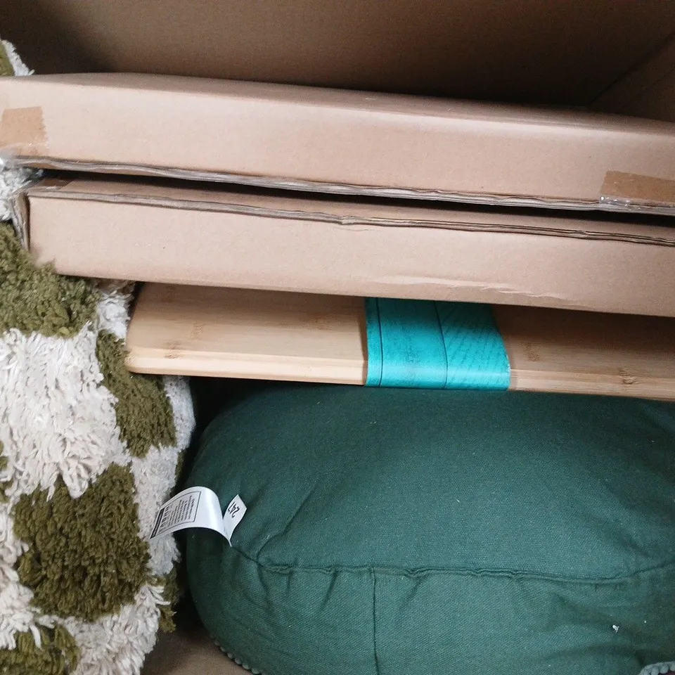 BOX OF APPROXIMATELY 10 ASSORTED BEDDING AND HOUSEHOLD ITEMS IN VARIOUS STYLES AND SIZES - COLLECTION ONLY