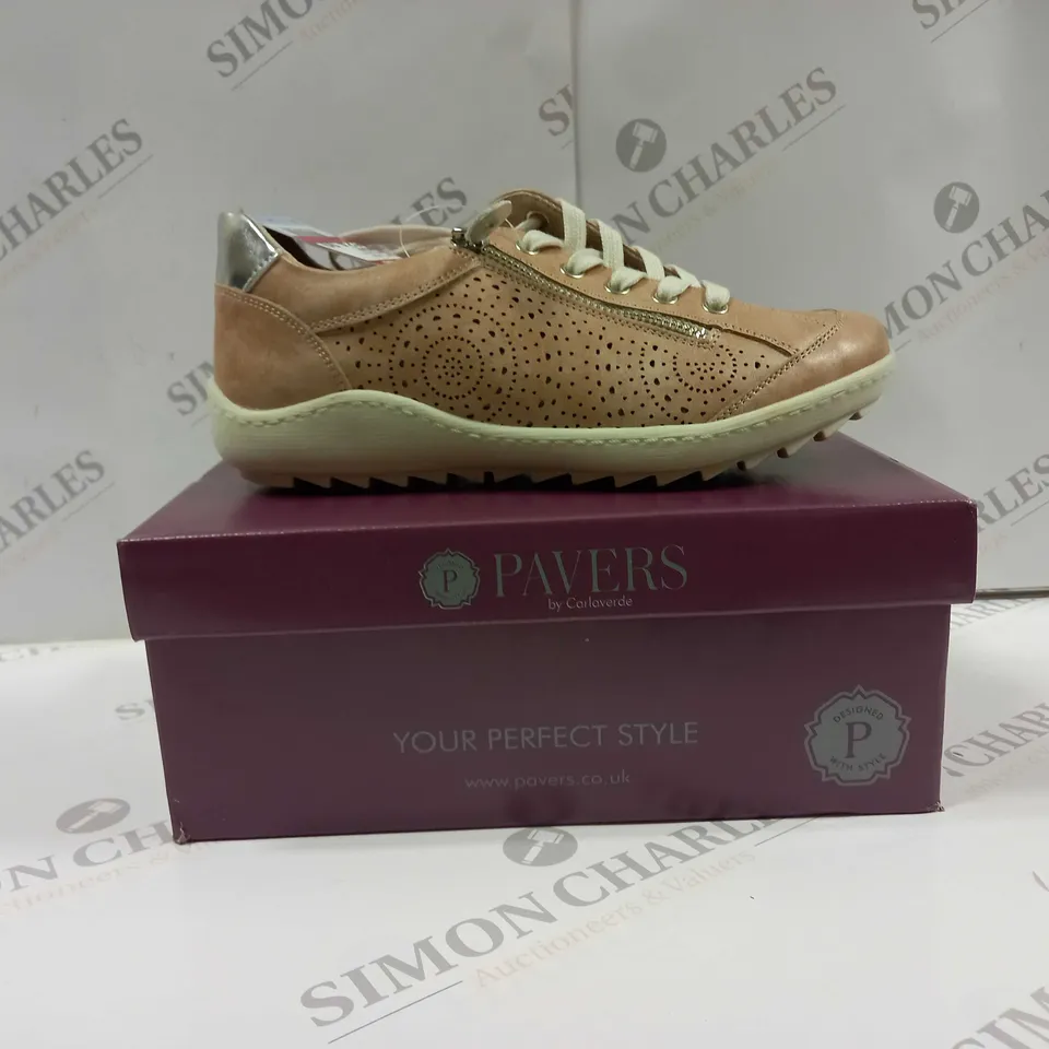 BOXED PAIR OF PAVERS TRAINERS UK SIZE 4
