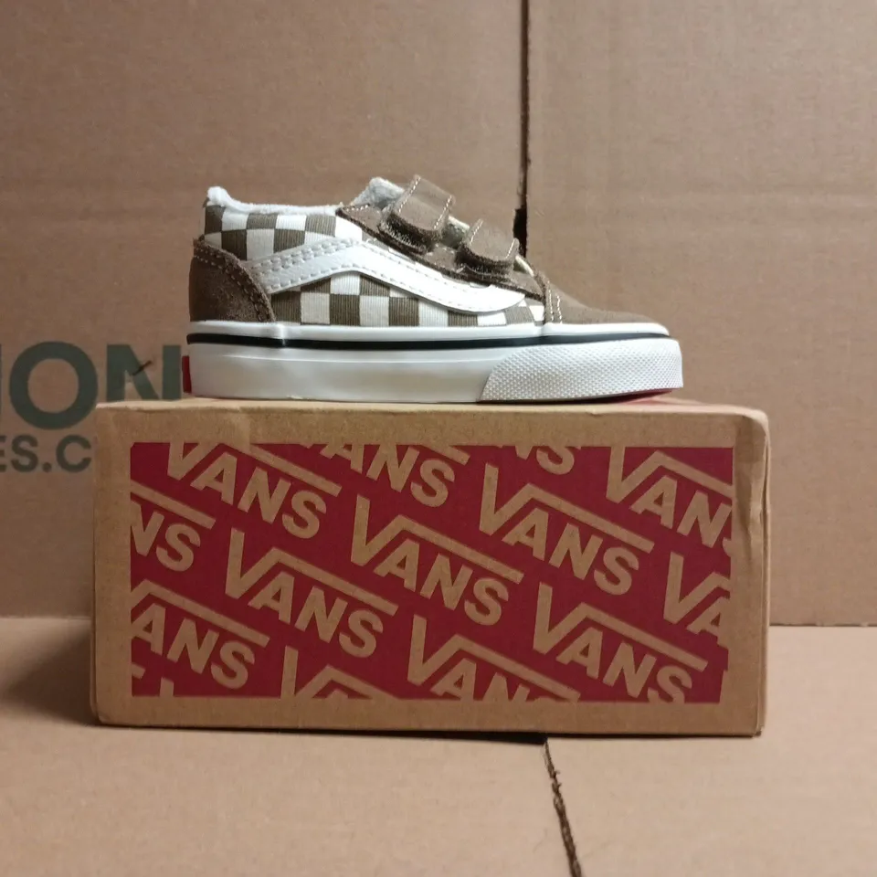 BOXED PAIR OF VANS INFANT SHOES IN BROWN/WHITE SIZE UK 4