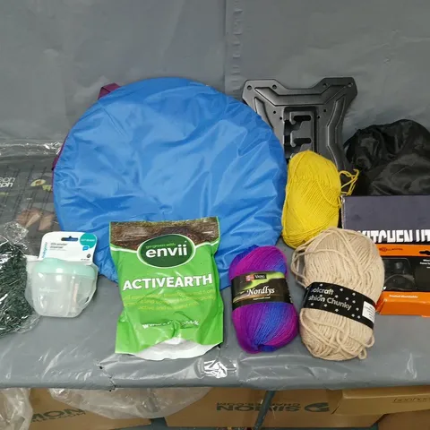 BOX OF APPROXIMATELY 12 ASSORTED HOUSEHOLD ITEMS TO INCLUDE - CUT&CARVE BOARD, POP-UP TENT, ACTIVEEARTH, AND KITCHEN UTENSILS ETC. 