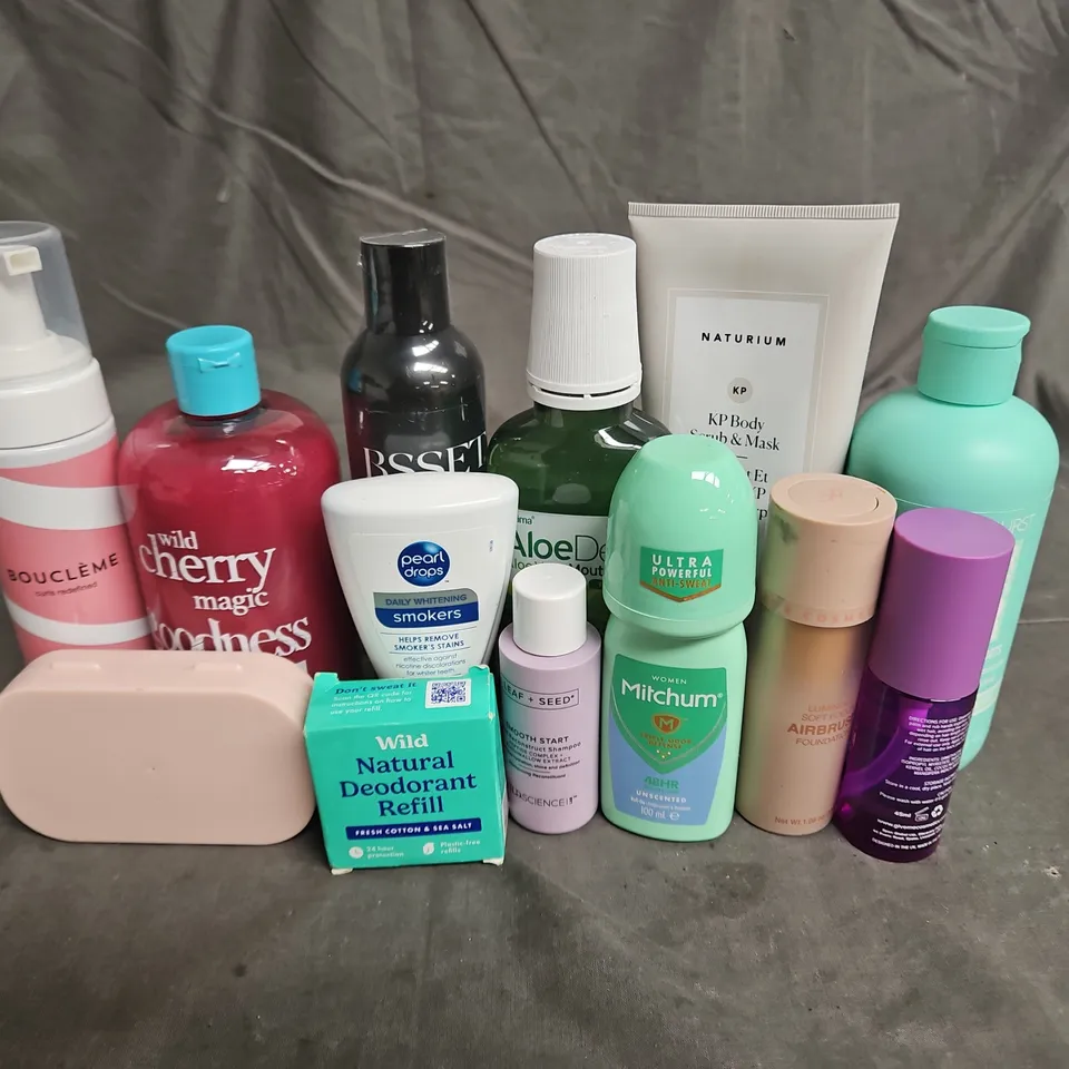 APPROXIMATELY 20 ASSORTED HEALTH & BEAUTY PRODUCTS TO INCLUDE - HAIRBURST CONDITIONER - MITCHUM DEODORANT - NATURIM EXFOLIANT - ETC