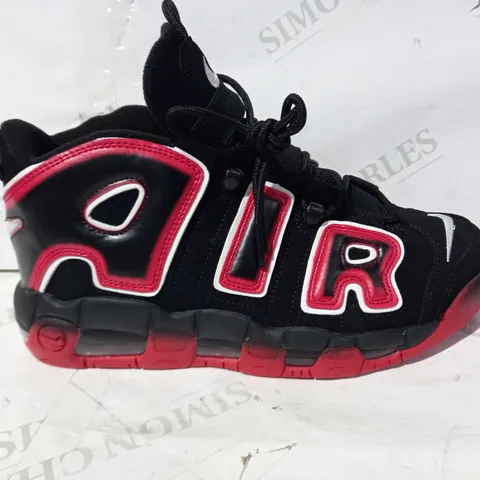 BOXED PAIR OF NIKE AIR SNEAKERS IN BLACK/RED UK SIZE 7.5