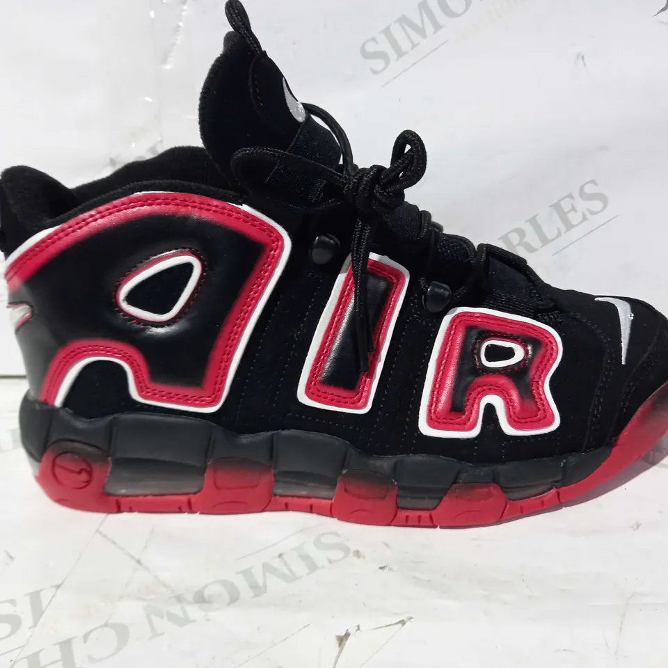 BOXED PAIR OF NIKE AIR SNEAKERS IN BLACK/RED UK SIZE 7.5