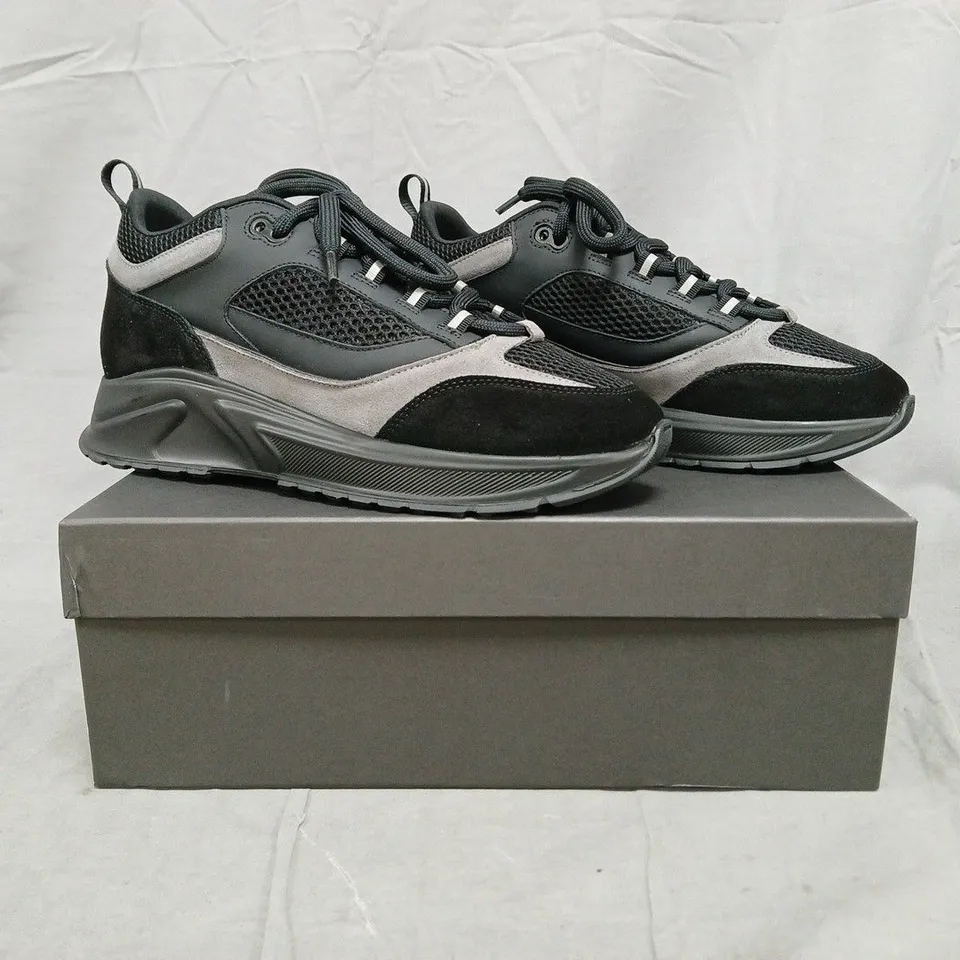 BOXED PAIR OF CLEENS ESSENTIAL RUNNER EVO TRAINERS IN OBSIDIAN SIZE UK 9