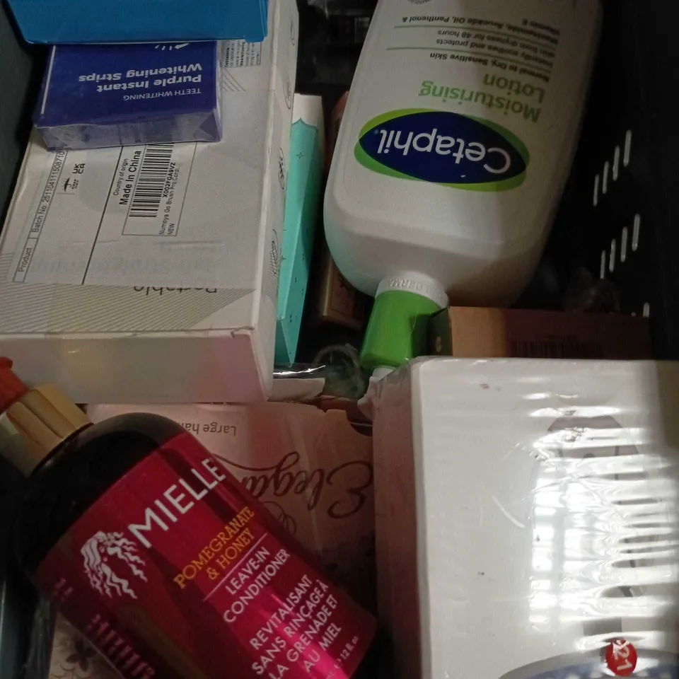 APPROXIMATEY 20 ASSORTED HEALTH AND BEAUTY PRODUCTS TO INCLUDE - GOLDEN GLOW ACTIVE WHITENING LOTION - UNDER EYE PATCHES AND NUTCRACKER BATH FIZZER