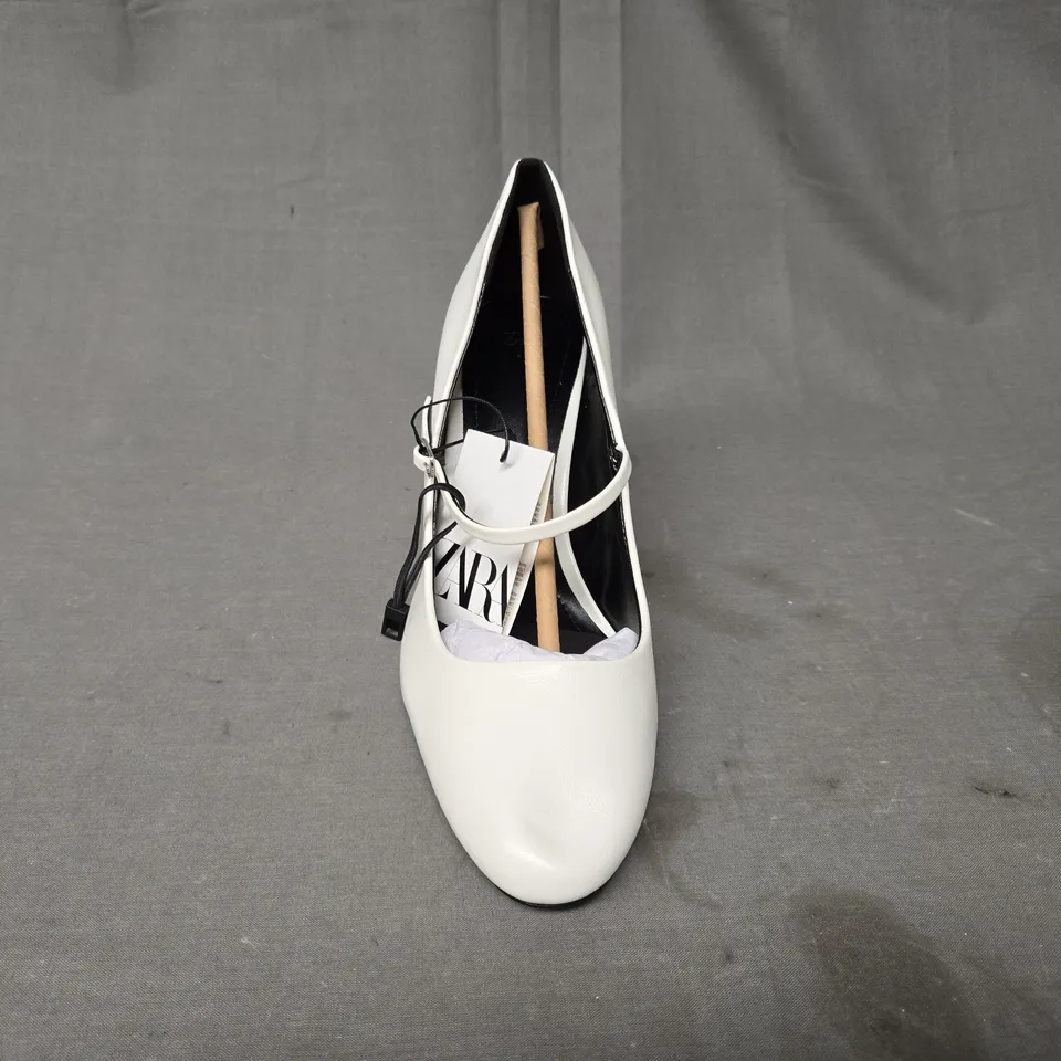 ZARA HEELED SHOES WITH CURVED HEEL IN WHITE - UK 7