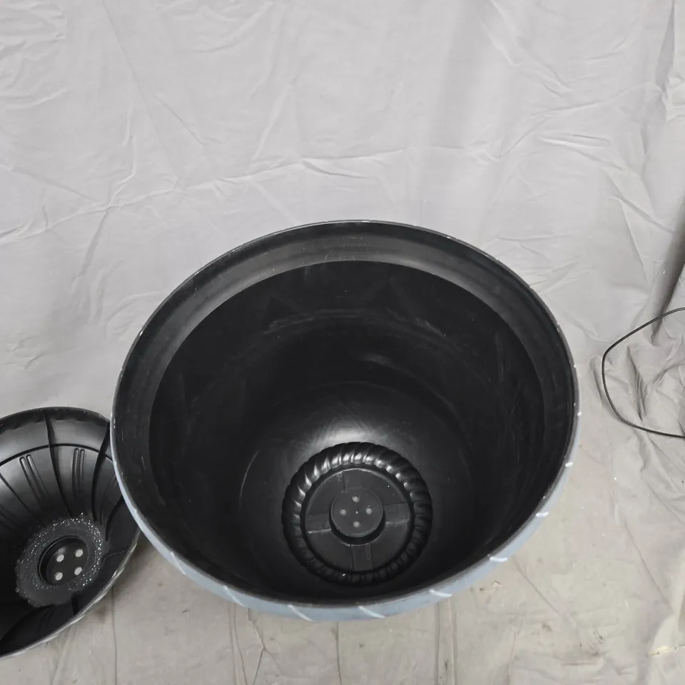 DECORATIVE GARDEN PLANTERS – SET OF 2 