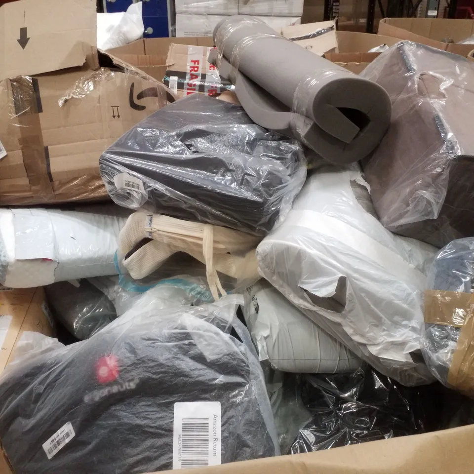 PALLET CONTAINING ASSORTED PILLOWS & CUSHIONS