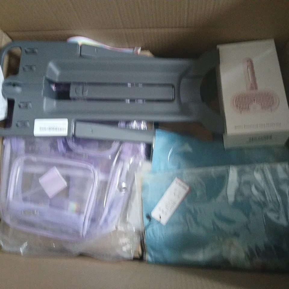 APPROXIMATELY 15 ASSORTED HOUSEHOLD PRODUCTS TO INCLUDE CHILDRENS CLEAR BACKPACK, PET SPRAY HAIR BURSHING COMB, PROSYS BED BAG STAND, ETC