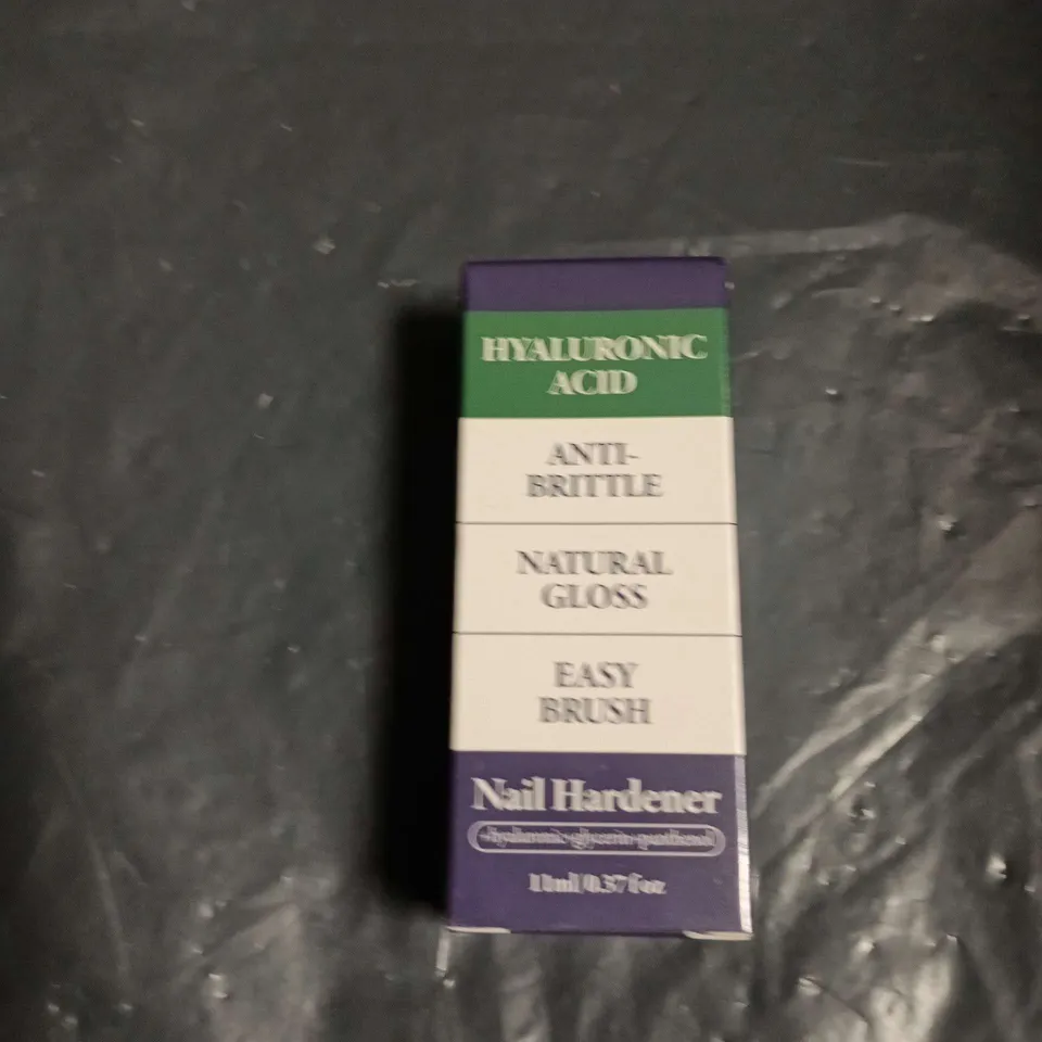 APPROXIMATELY 25 ASSORTED HEALTH & BEAUTY ITEMS INCLUDING BALI BRONZE TANNING SPRAY , SUDOCREM AND NAIL HARDENER 