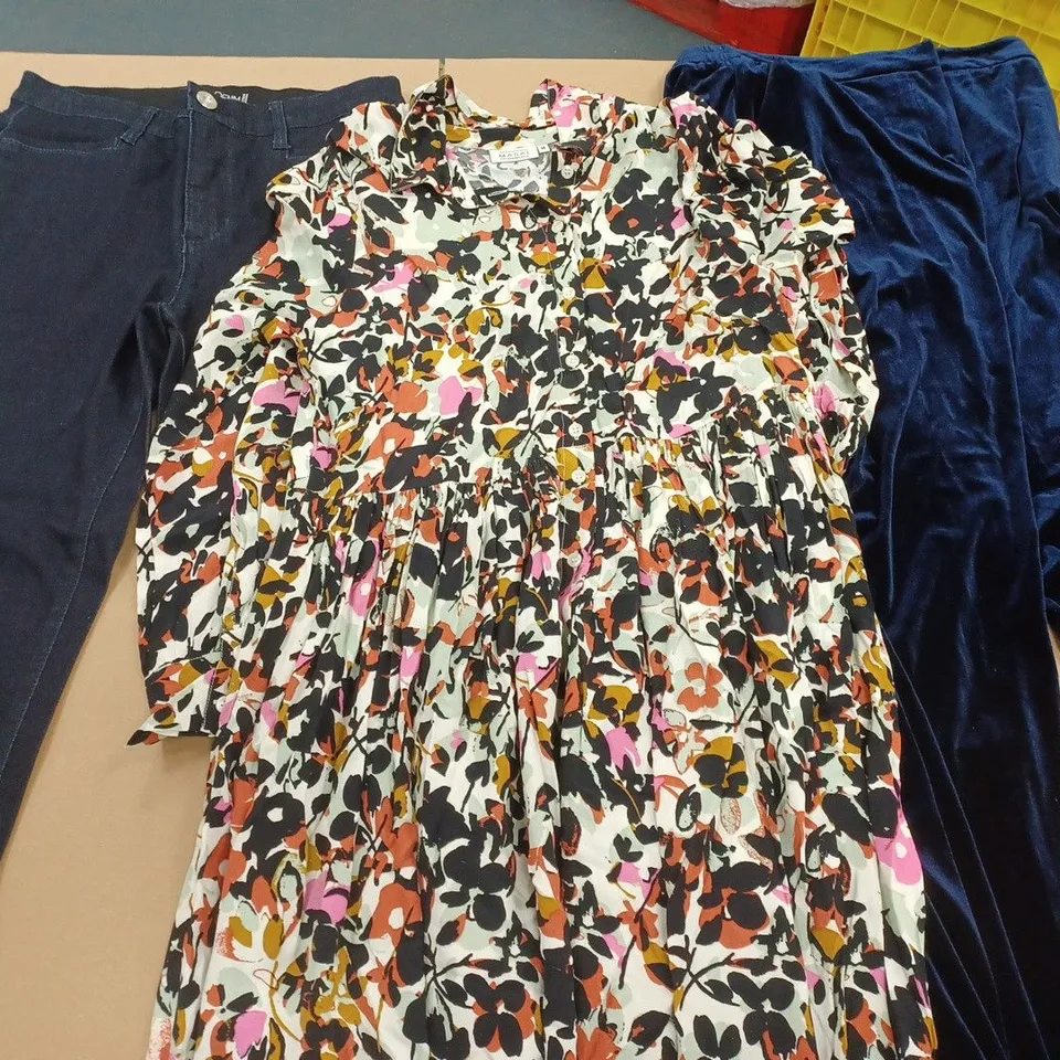 APPROXIMATELY 10 ASSORTED CLOTHING ITEMS TO INCLUDE JEANS, DRESSES, TROUSERS, ETC