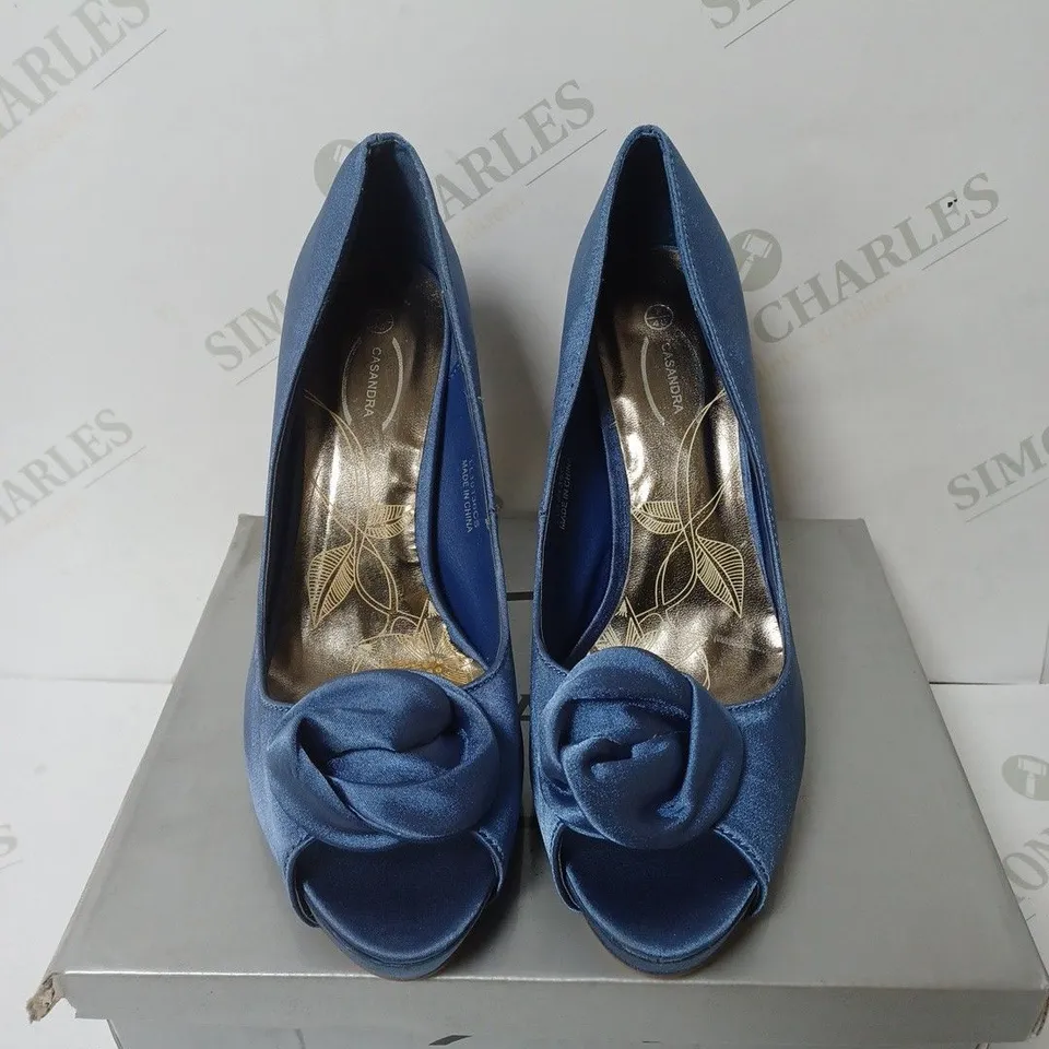 BOXED PAIR OF CASANDRA OPEN TOE HEELED SHOES IN BLUE SIZE 7 