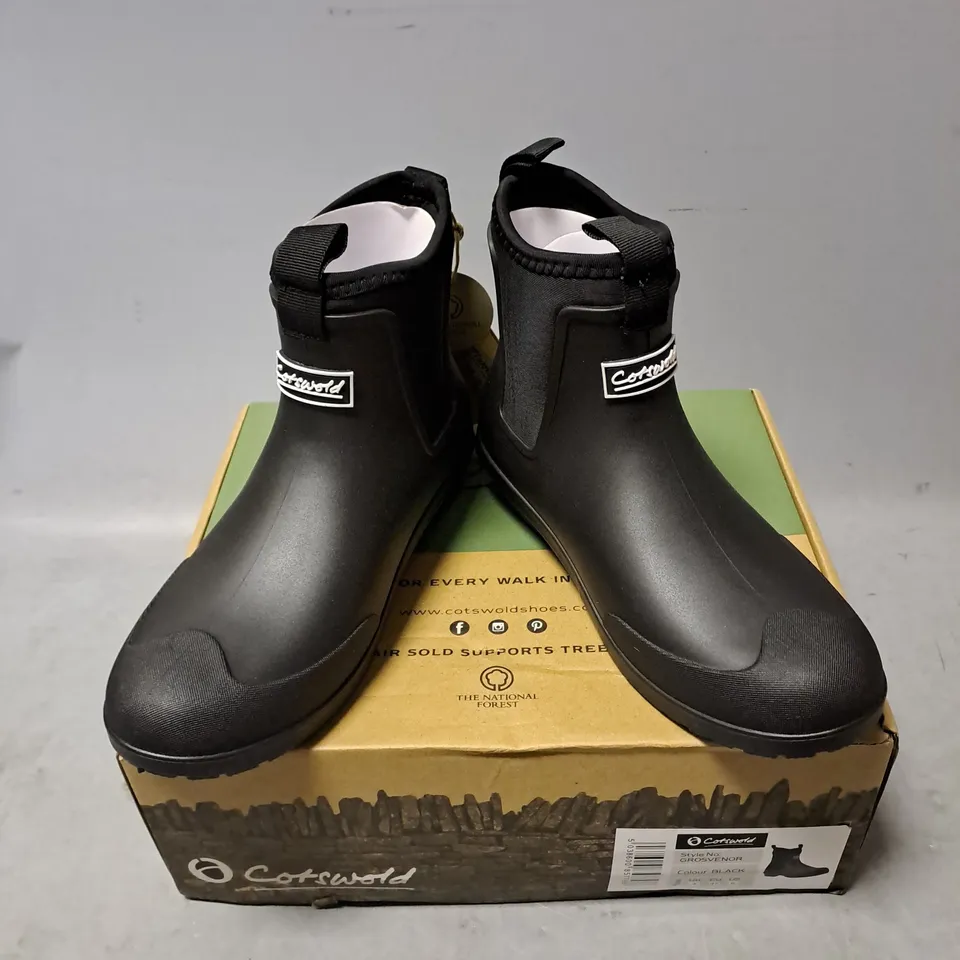 BOXED PAIR OF COTSWOLD GROSVENOR WATERPROOF BOOTS IN BLACK SIZE 4