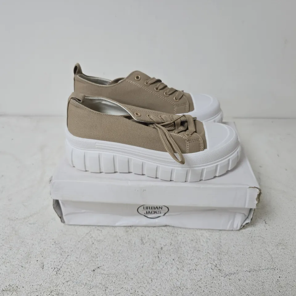 BOXED PAIR OF URBAN JACKS CHICAGO SHOES IN TAUPE - SIZE 6