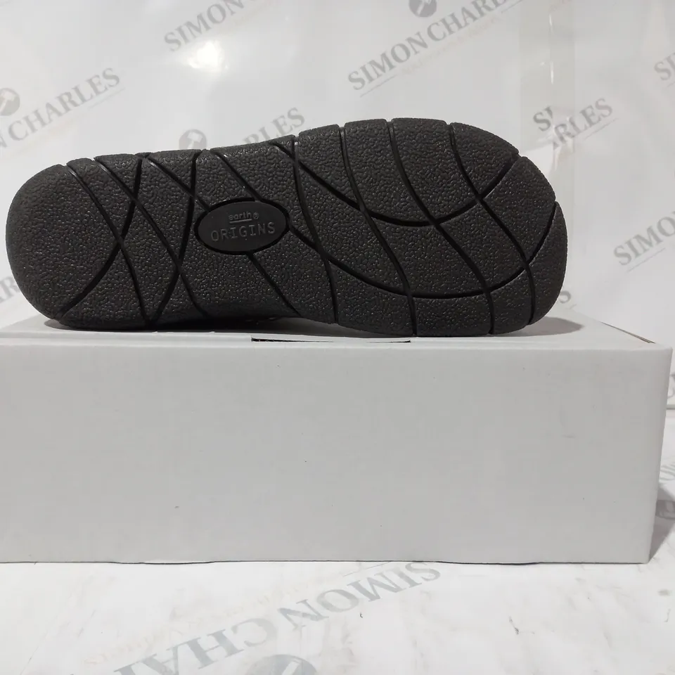 BOXED PAIR OF EARTH ORIGINS EMMALYN SUEDE BOOTIES IN CHOCOLATE SIZE 5