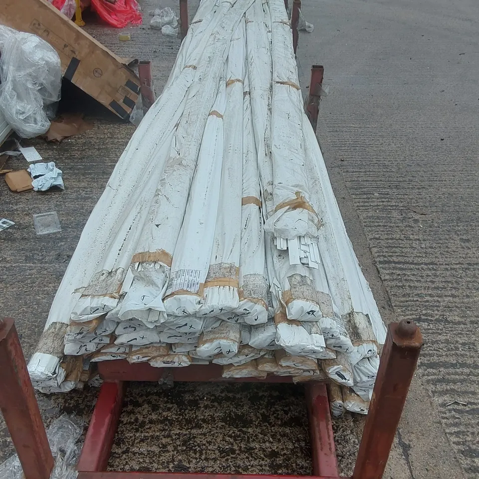 STILLAGE CONTAINING A VERY LARGE QUANTITY OF BULK UNIVERSAL TRACK 500CM // STILLAGE NOT INCLUDED