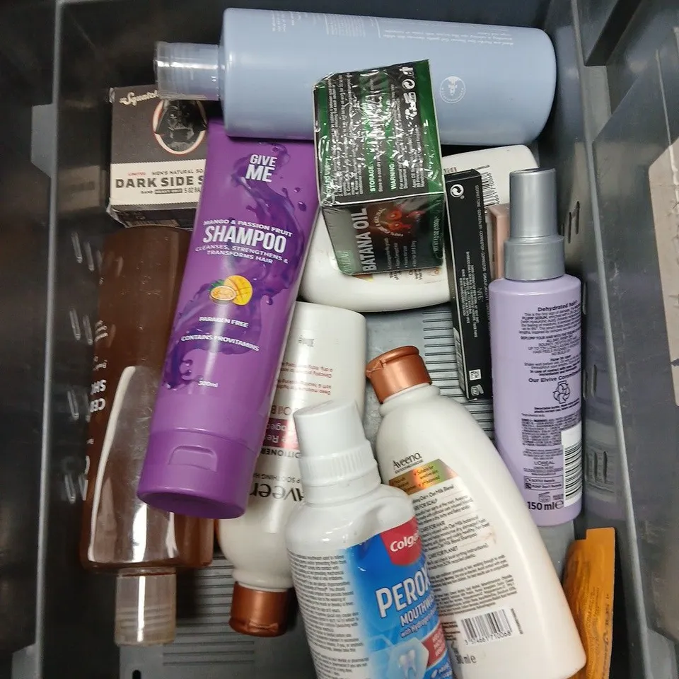 APPROXIMATEY 20 ASSORTED HEALTH AND BEAUTY PRODUCTS TO INCLUDE AVEENO CONDITIONER, LYNX 3-IN-1 BODY WASH AND MAN CAVE SHOWER GEL