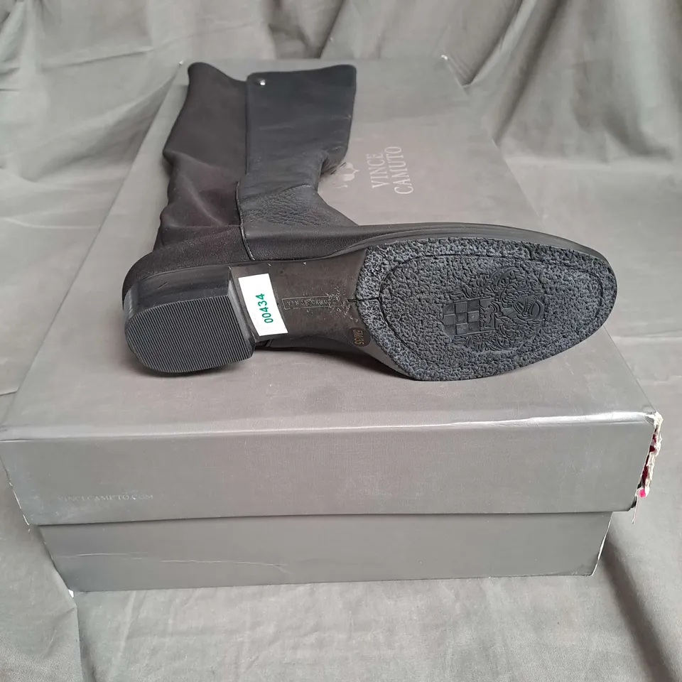 BOXED PAIR OF VINCE CAMUTO KARITA BOOT IN BLACK LEATHER SIZE 3