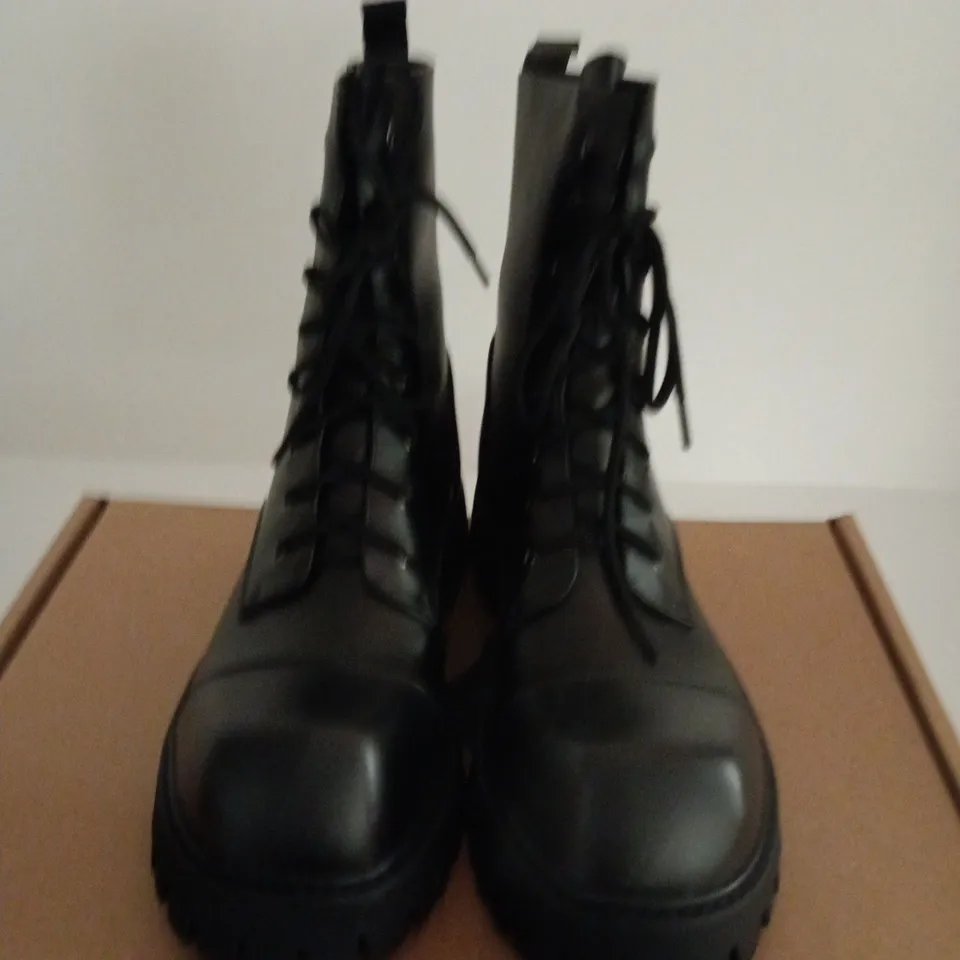 BOXED PAIR OF KOI GIMLI BLACK SQUARE TOE LACE UP BOOTS - SIZE 9