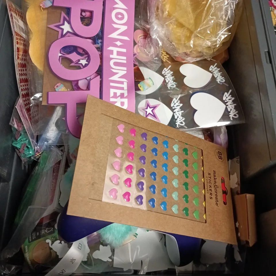 APPROXIMATELY 20 ASSORTED TOYS INCLUDING GRUMPY MONKEYS , YOUR HEARTS PERFECT PUZZLE AND I LOVE KITTENS CUTE FIGURES 