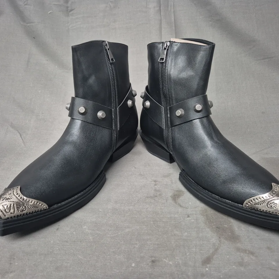 BOXED PAIR OF KOI SOULRENDER MEN'S HARDWARE COWBOY BOOTS IN BLACK/ANTIQUE SILVER UK SIZE 11