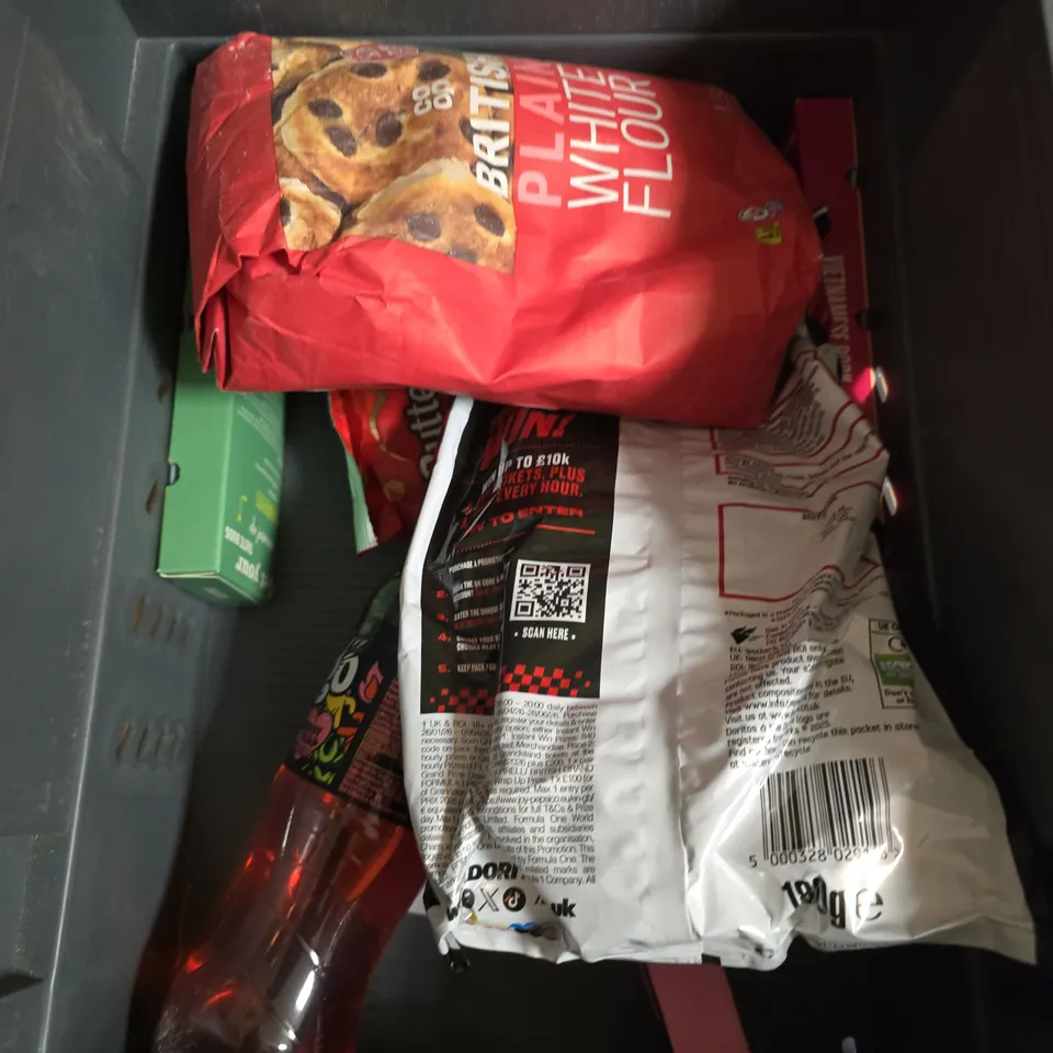 APPROXIMATELY 10 ASSORTED FOOD/DRINK PRODUCTS TO INCLUDE WHITE FLOUR, NOODLE RECIPE KIT, CARDAMON COOKIES ETC 