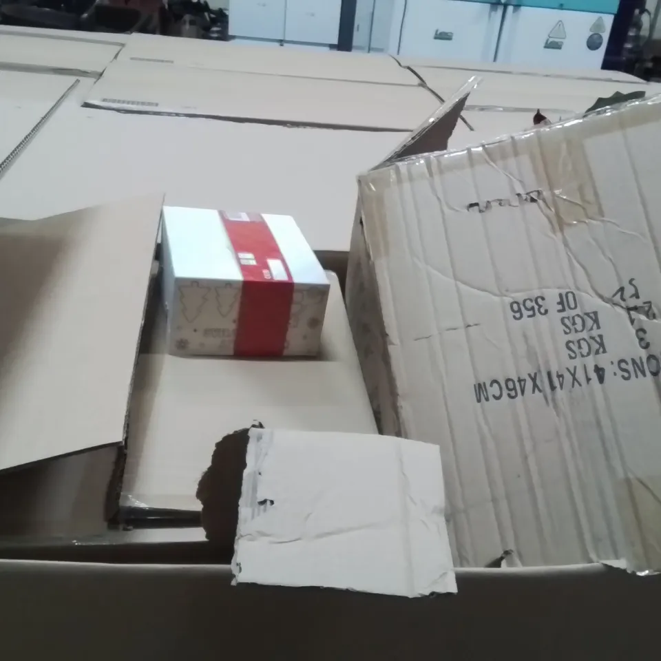 PALLET CONTAINING A LARGE QUANTITY OF ASSORTED CHRISTMAS DECORATIONS AND PRODUCTS TO INCLUDE;CHRISTMAS WREATH,PINECONE,WOODEN CHRISTMAS BOX