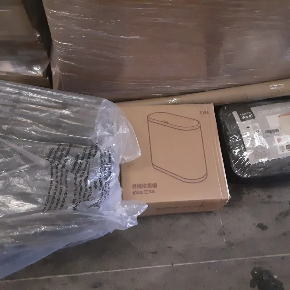 LARGE PALLET OF ASSORTED HOMEWARE ITEMS TO INCLUDE SMALL BINS, CHUNKY YARN, STORAGE BASKETS ETC