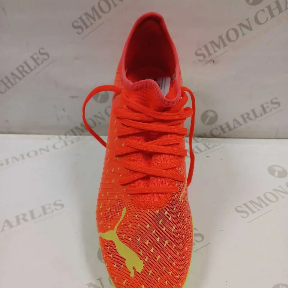 PUMA PAIR OF FUTURE FOOTBALL BOOTS // SIZE: UK 9